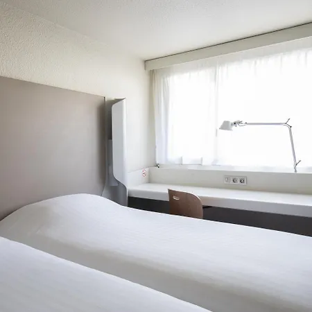 Campanile Evry Ouest - Essonnes Hotel 3*